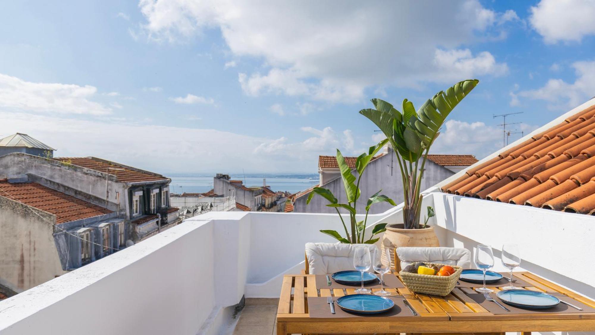Authentic Living With A View By Lovelystay Appartement